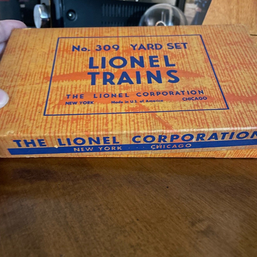 Lionel train yard 309 complete set of signs in new condition in perfect box